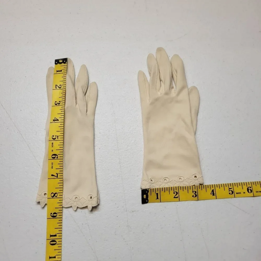 Vintage Ladies Cream Scalloped Eyelet Edge Dress Gloves